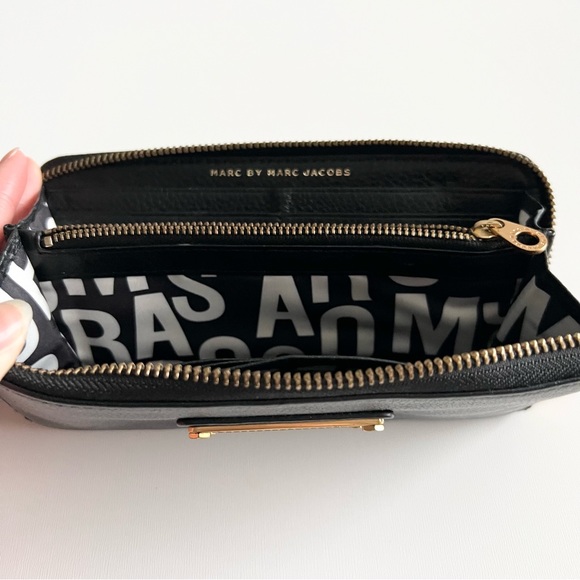 MARC by Marc Jacobs Black Leather Black Wallet - Picture 2 of 12